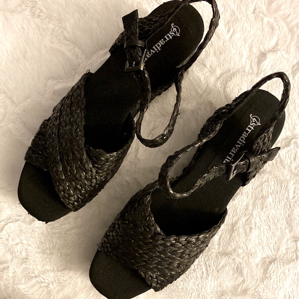 Stradivarius size 40 (US 9) black wedge